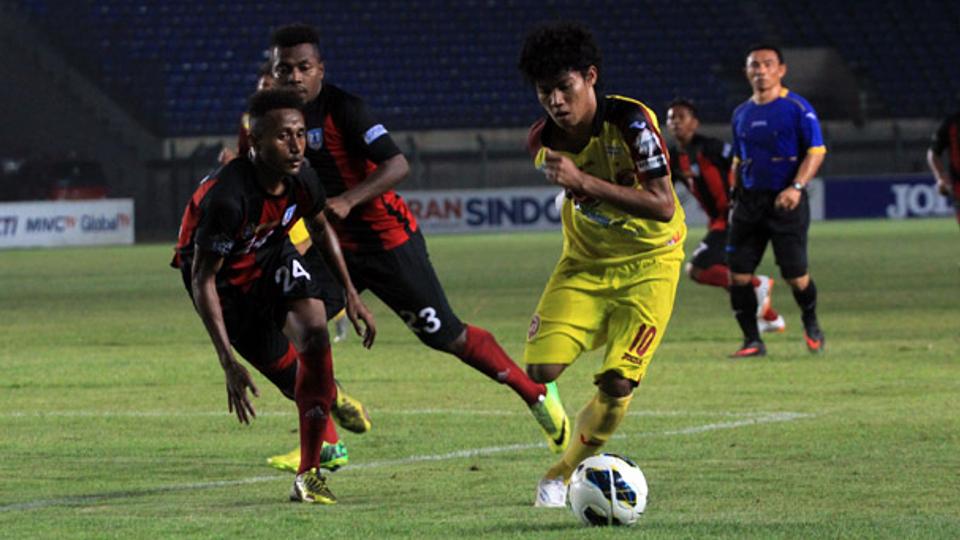 Duel semifinal kompetisi ISL U-21 2014. Skuad muda Mutiara Hitam, Kamis (17/10/14), akhirnya harus mengakui kepekasaan barisan muda Elang Andalas dalam drama adu penati yang berlangsung di Stadion Si Jalak Harupat, Soreang, Kabupaten Bandung.